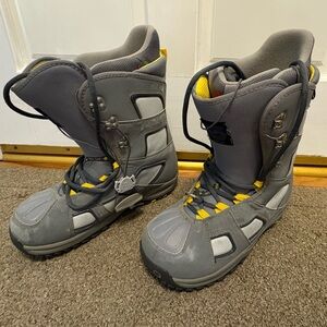 Burton Men’s Freestyle Bone Out Snowboarding Boots - Size 10 (Gray/Yellow)